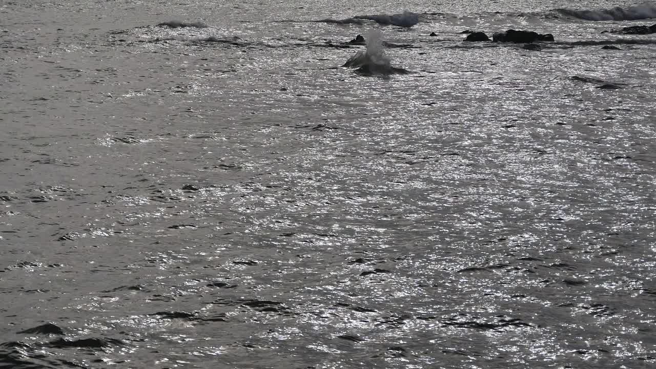 4k波光粼粼的海洋海水海浪表面&海岸岩石海岸浪涌海岸。视频素材