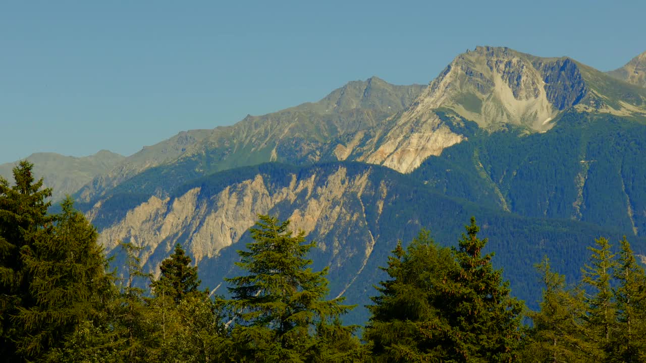 在蒙大拿州的克兰斯，海拔4505米的雪山和Weisshorn山和4228米高的Rothorn山的全景视频素材