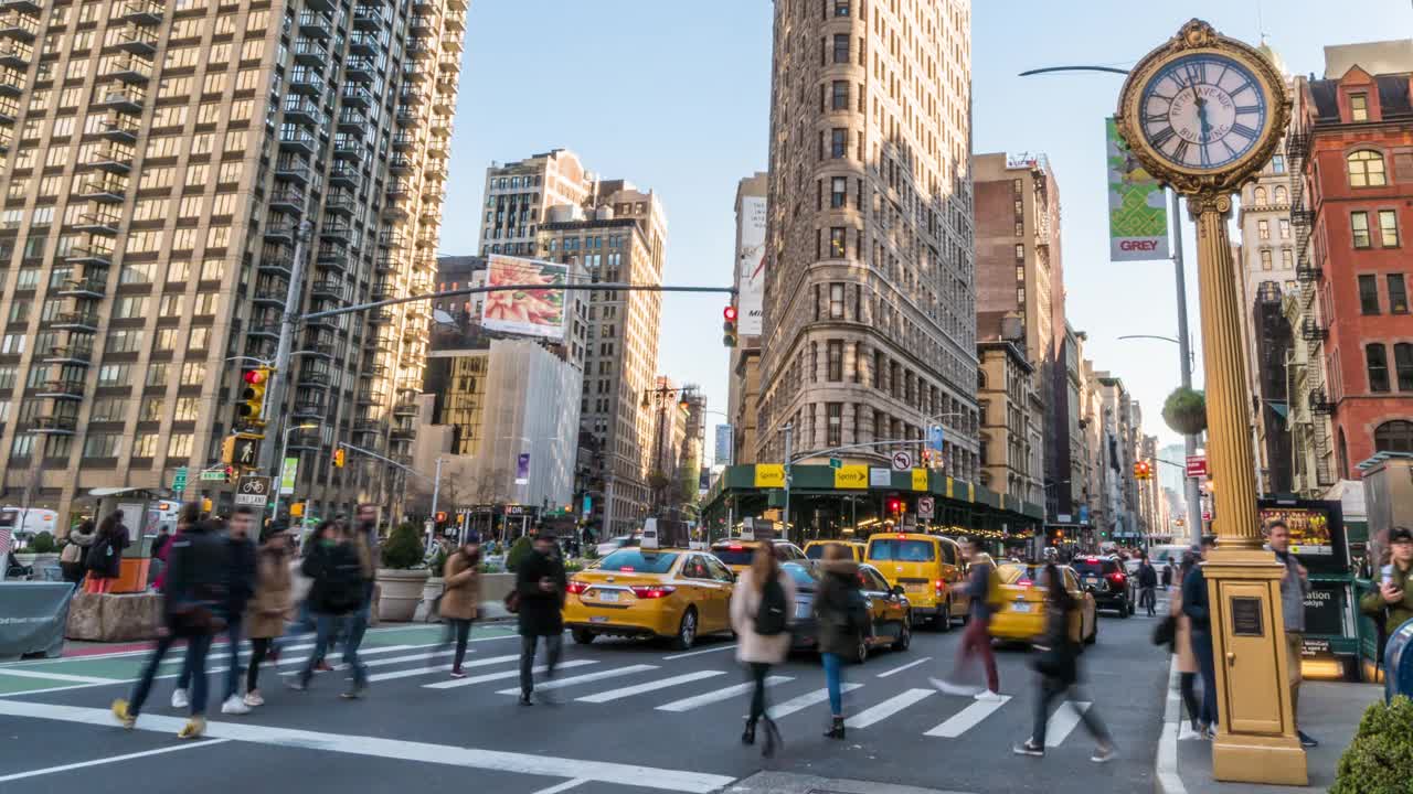 美国纽约市，曼哈顿，高峰时间，Flatiron大楼与行人和交通路口的时间流逝视频素材