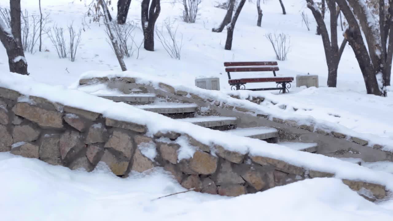 冬季公园下雪，砌体楼梯上积着雪视频素材