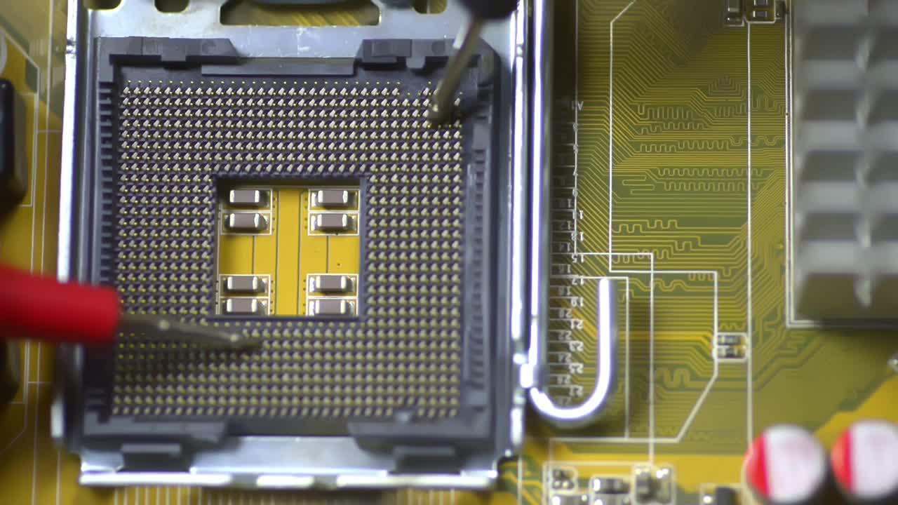 近距离观察中心复杂电子器件的工作过程及维修CPU。Irrl视频素材