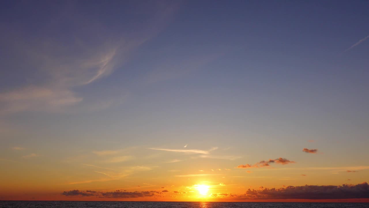 海边的日落。温柔的海浪，平静的大海。视频素材