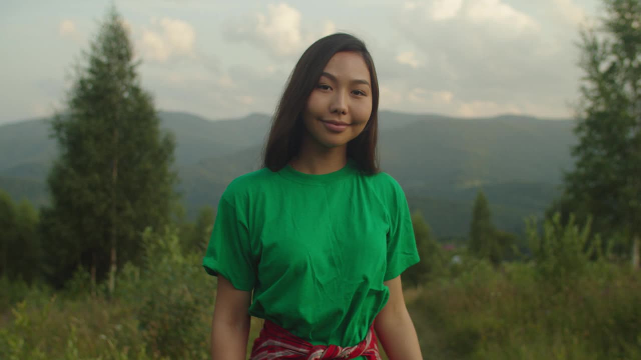 迷人的亚洲女子优雅地走上山风景秀丽的山景视频素材