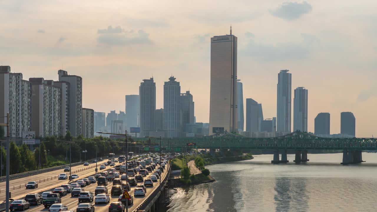 白天，在首尔江南区和永登浦区汉江附近的奥林匹克高速公路和汝矣岛63大厦附近的市中心行驶的车辆视频素材