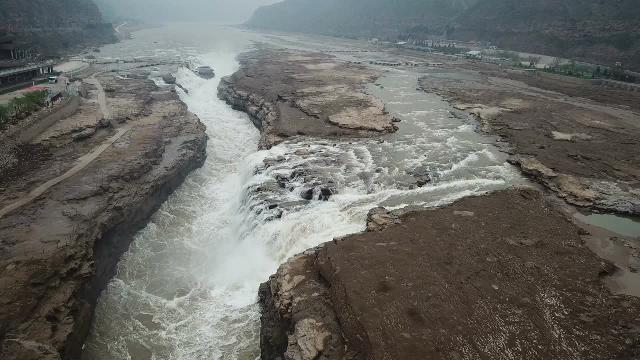 中国陕西，无人机俯瞰壶口瀑布视频素材