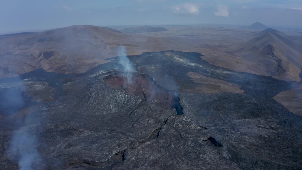 鸟瞰图在fagradalsjall火山裂缝喷发，锥烟，倾斜下来揭示锥喷发内部，冰岛，天视频素材