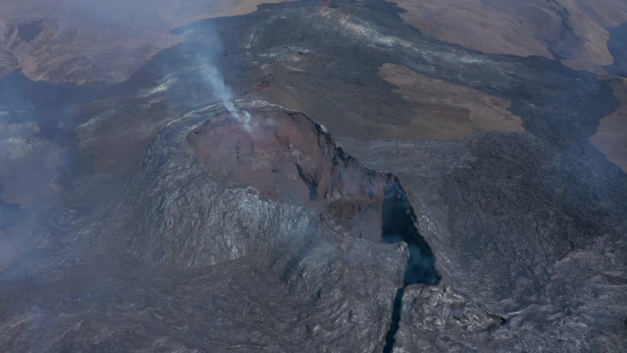 冰岛fagradalsjall火山上空飞着火山裂隙锥，黑色熔岩景观，圆形盘面，日视频素材