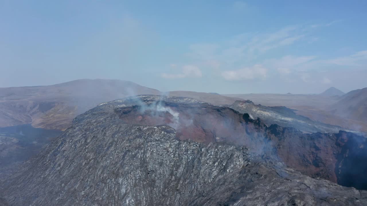 惊人的鸟瞰图环绕在冰岛fagradalsjall烟雾火山口锥视频素材