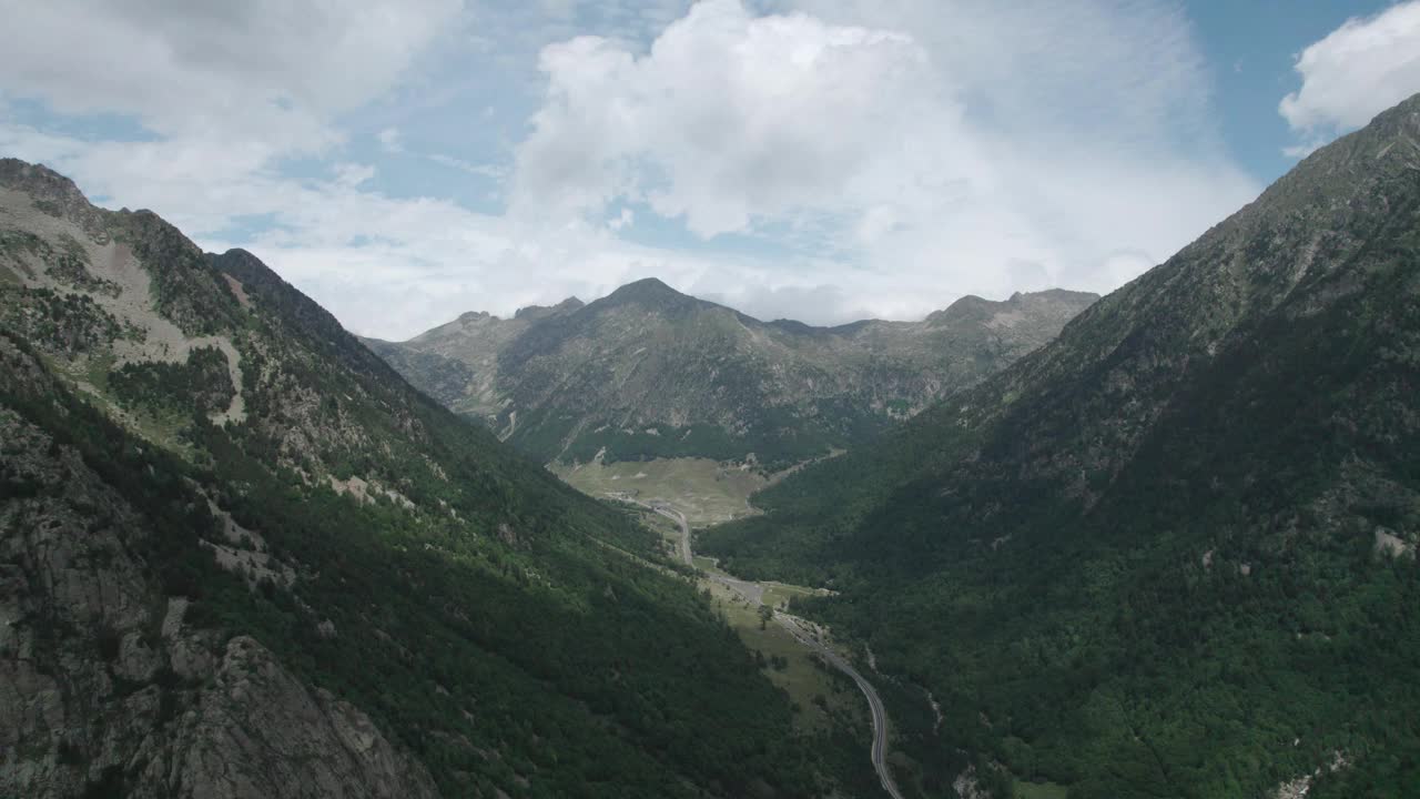 美丽的无人机视野的沥青公路在高山上。视频素材