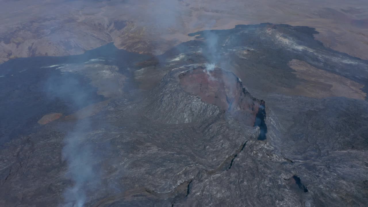 Fagradalsfjall火山裂缝喷发，无人机向后飞行揭示火山景观，冰岛，日视频素材