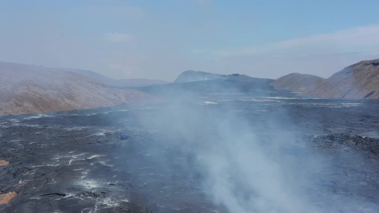 令人惊叹的法格拉达斯火山景观鸟瞰图，无人机向后飞过烟雾缭绕的熔岩烟雾，冰岛，一天视频素材