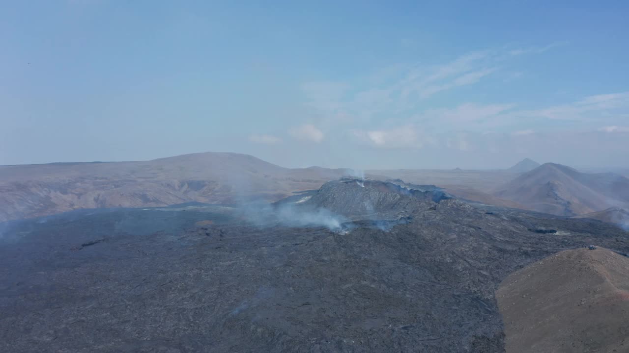 无人机在壮观的Fagradalsfjall火山上空飞行，火山熔岩释放出的烟雾，冰岛，白天视频素材