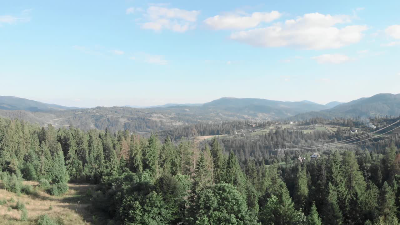 山的风景。山上松树林映衬着蓝天。美丽的史诗般的山水云山视频素材