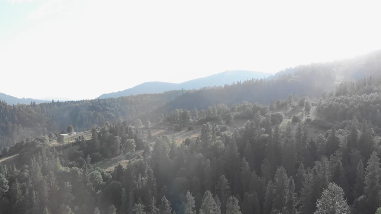 在落日山脉。阳光下的山峰。苍翠的松林映衬着天空。史诗山景观视频素材