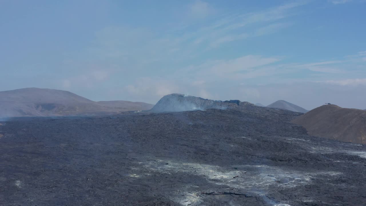 冰岛fagradalsjall火山，黑色熔岩景观。无人机在雷克雅那半岛上空飞行，白天，热点视频素材