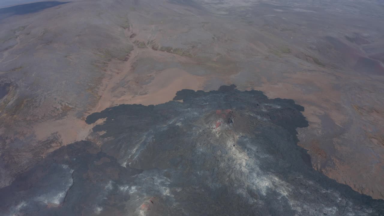 壮观的高空无人机视野法格拉达斯火山，黑色熔岩围绕火山锥，圆形，天视频素材