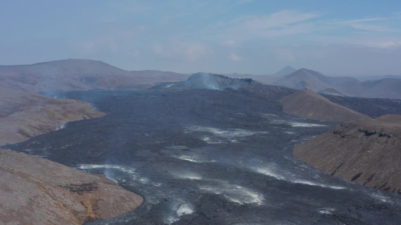 令人惊叹的无人机视野广阔的空火山熔岩景观，在冰岛法格拉达斯法尔，一天，dolly in, Iceland视频素材