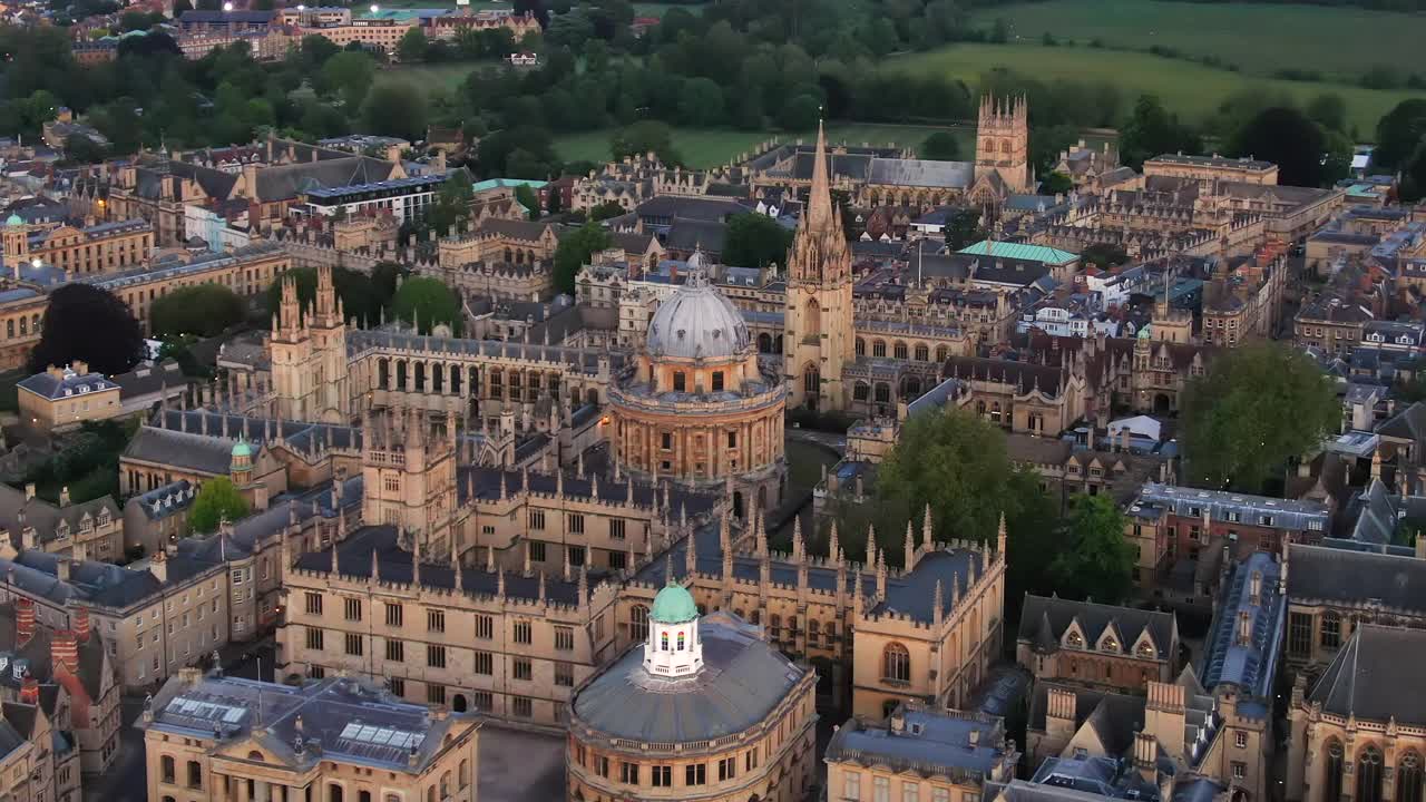 鸟瞰市中心和大学建筑，牛津，牛津郡，英格兰，英国视频素材