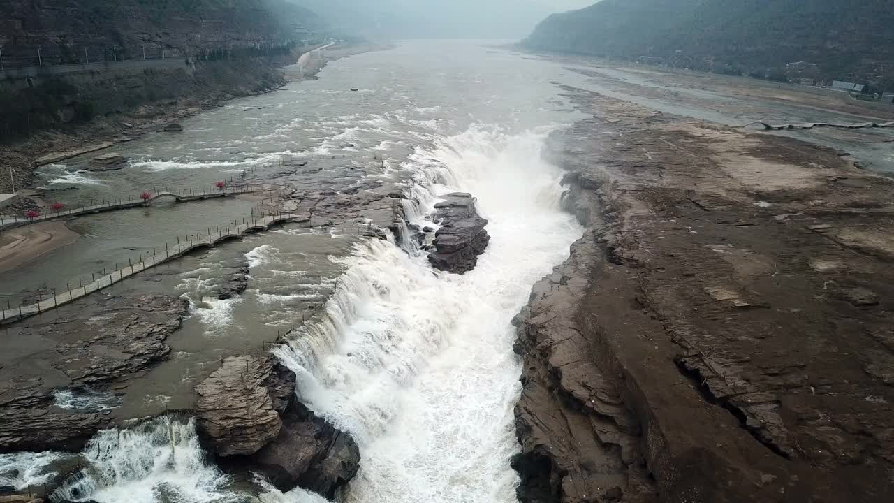 中国陕西，无人机俯瞰壶口瀑布视频素材