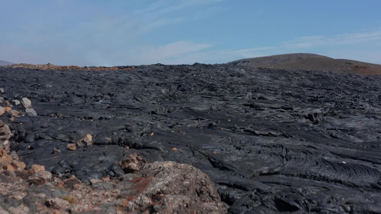 Fagradalsfjall火山黑色熔岩的令人惊叹的鸟瞰图，向前，向下倾斜，从上到下吸烟的火山口裂缝洞，冰岛，白天视频素材