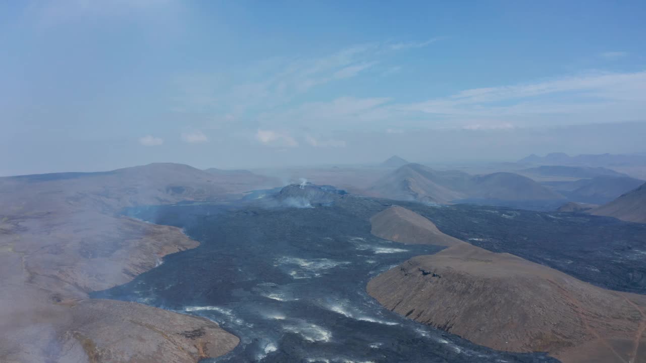 冰岛法格拉达斯火山鸟瞰图，黑色的熔岩覆盖山丘景观，圆形盘面，日视频素材