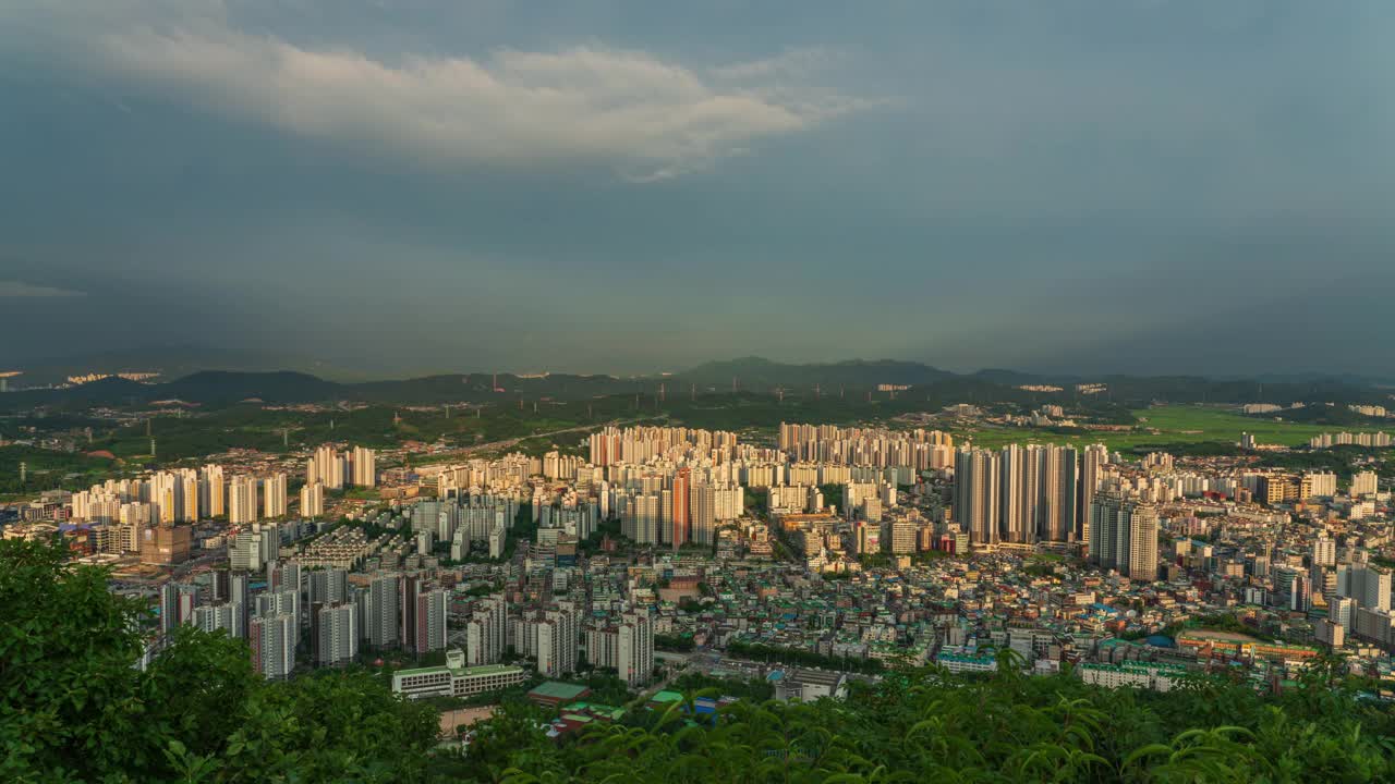 韩国，京畿道始兴市，日落时市中心公寓的白天到晚上的景色视频素材