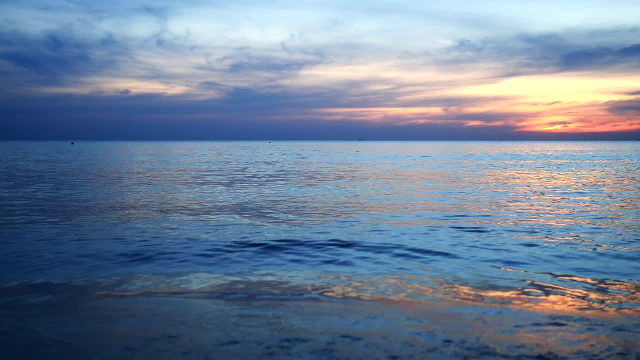 海浪在水面上反射着日落。视频素材