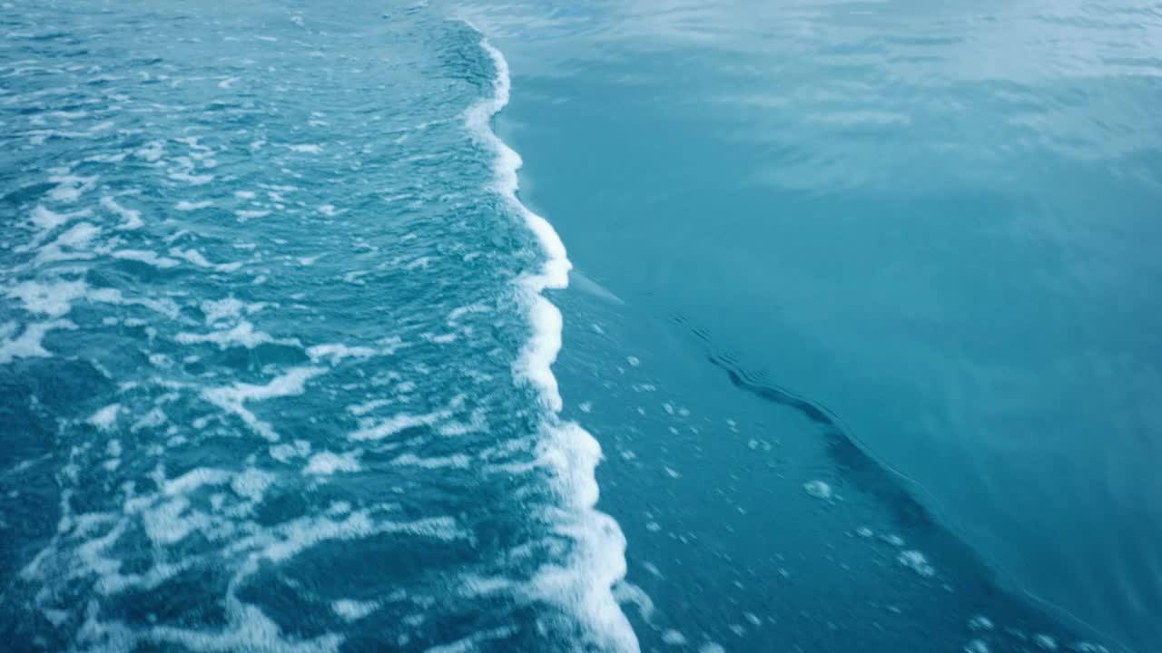 在平静的碧水中尾随在船后视频素材