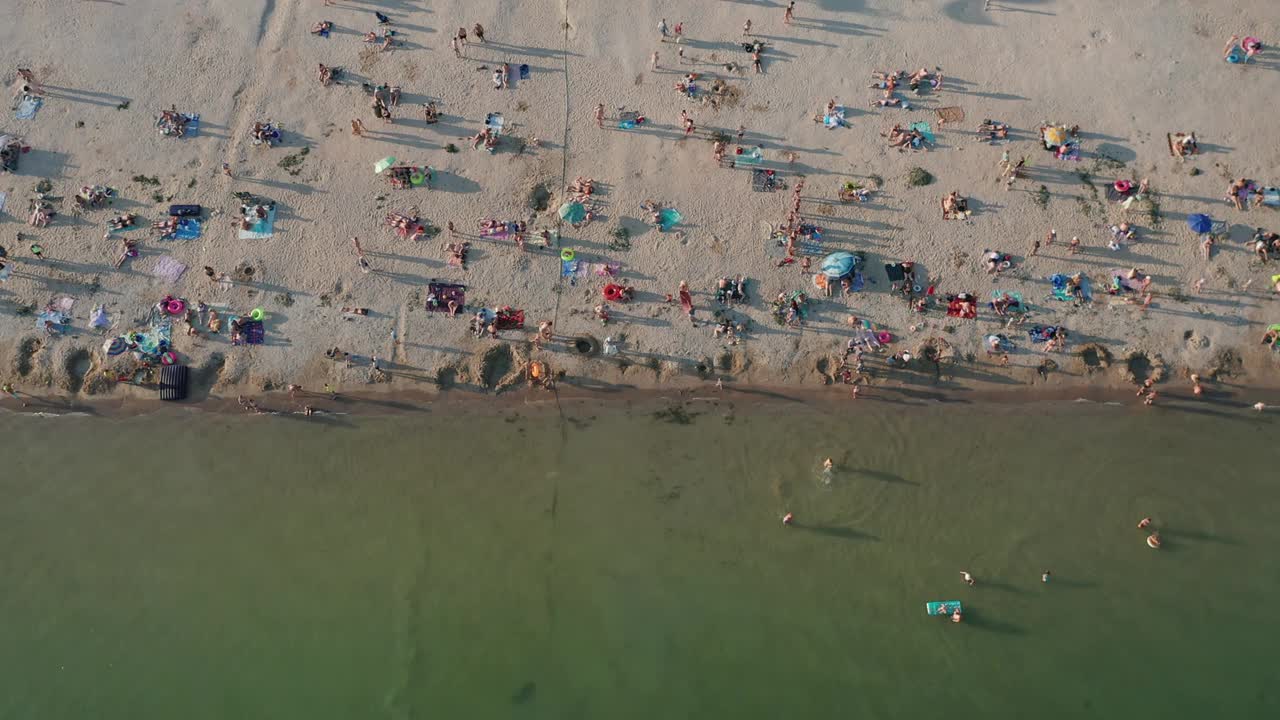 夏日傍晚俯瞰海滩。视频素材