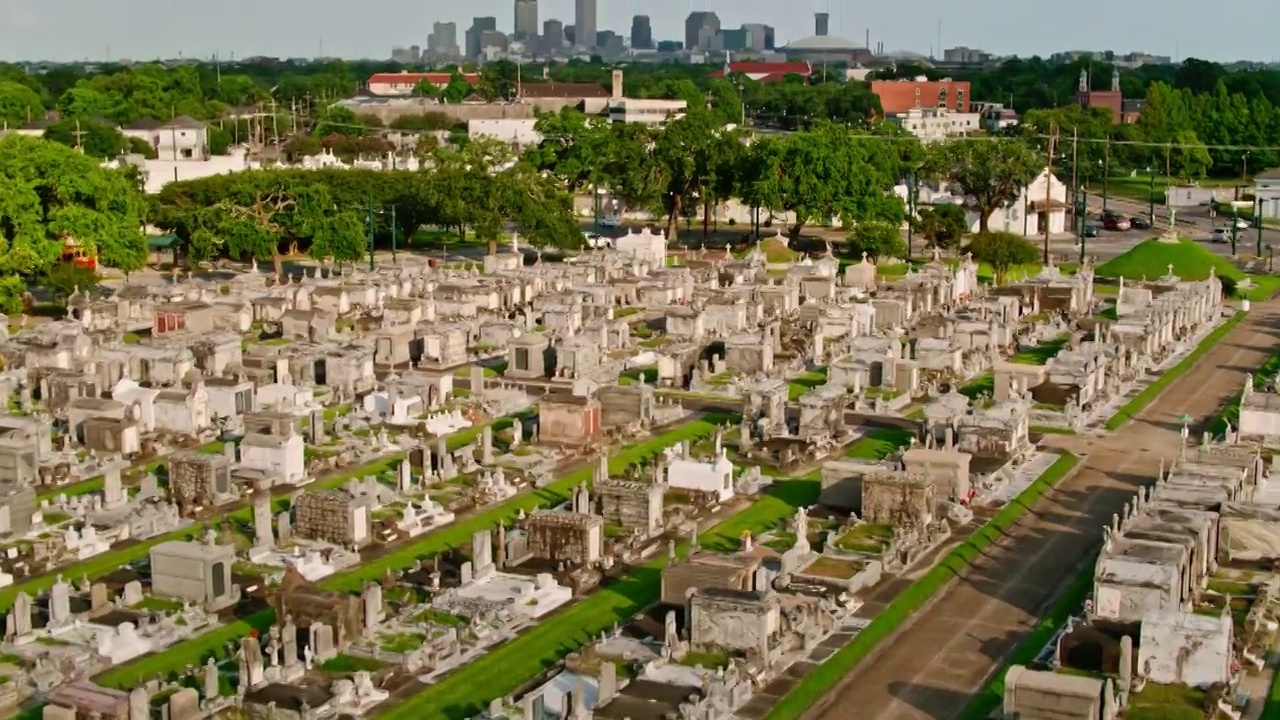 新奥尔良墓地和城市天际线-空中视频素材