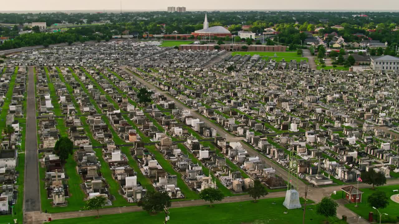无人机横扫新奥尔良公墓视频素材