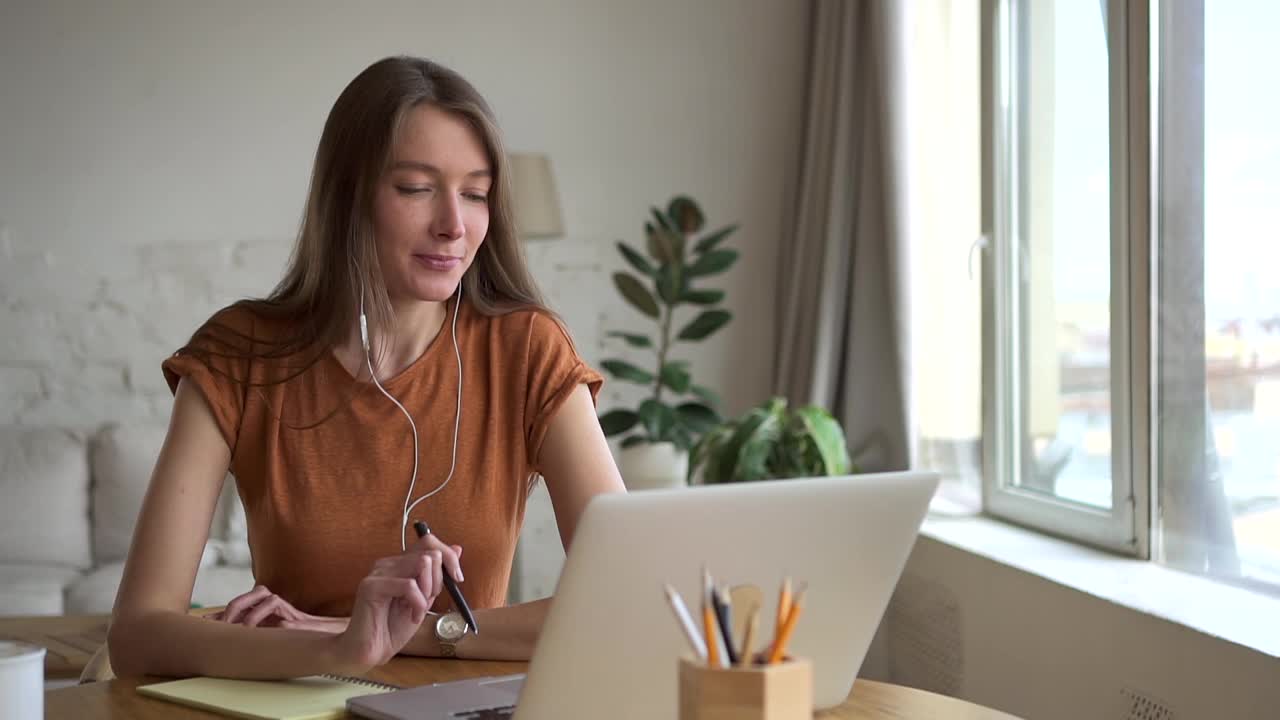 女企业家在家通过视频会议交流。女性自由职业者在线打电话视频素材