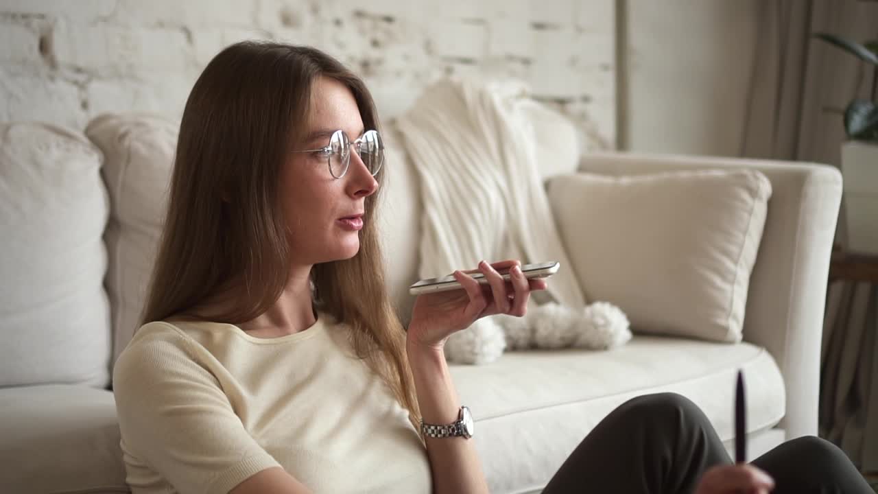 有个女人在封锁期间在公寓房间里打手机视频素材