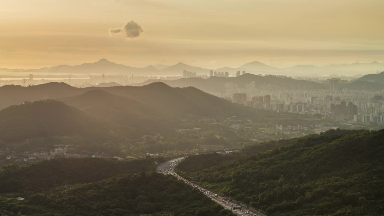 韩国仁川富平区，白天高速公路附近的市中心和公寓视频素材