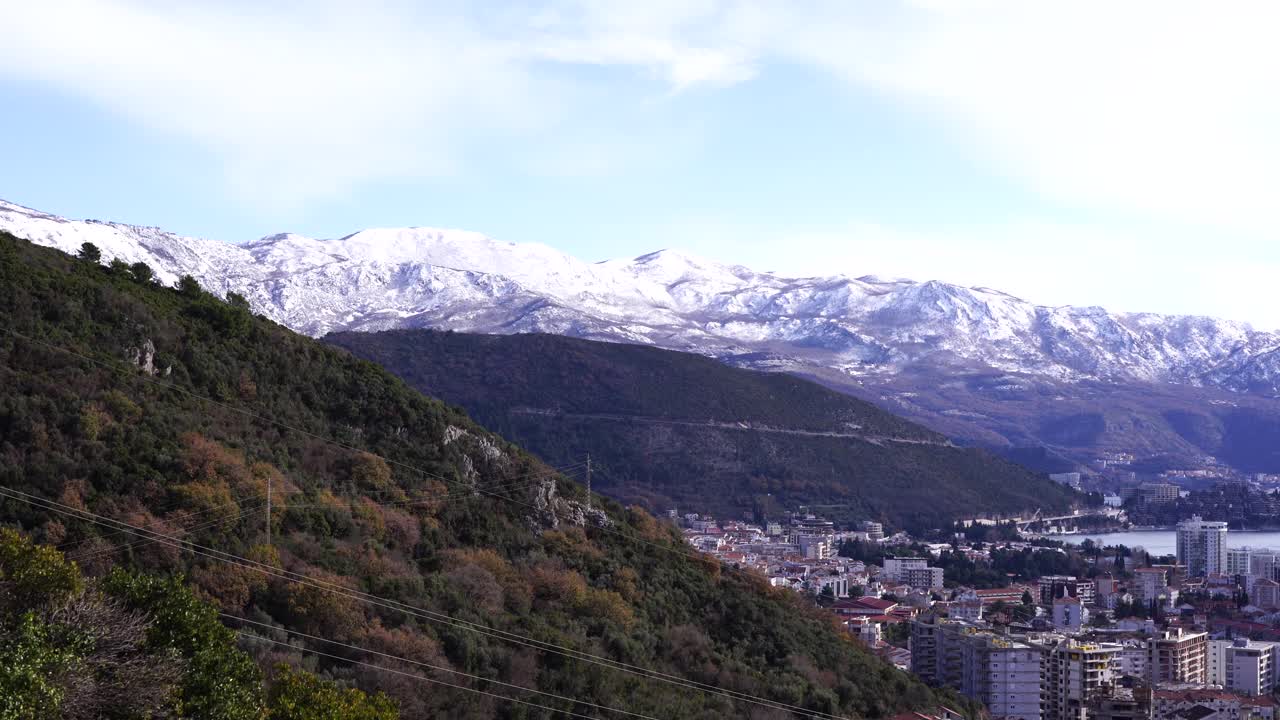 Budva在冬天被雪山环绕视频素材