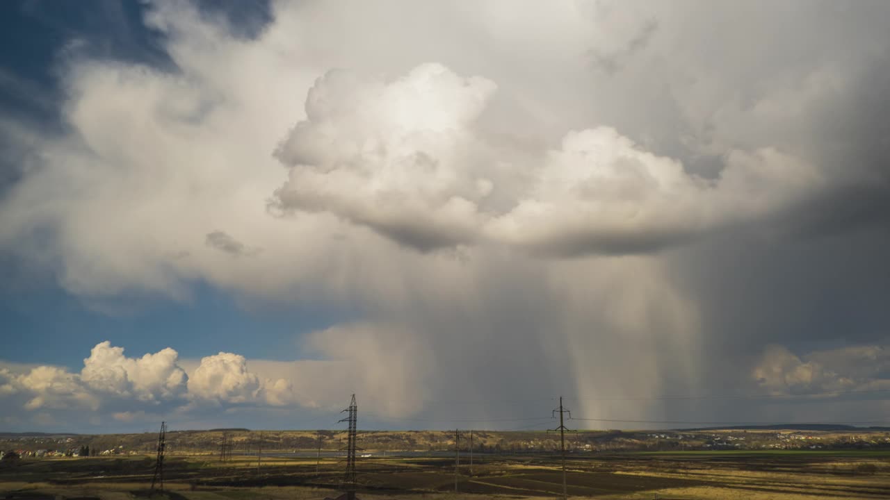 在雷暴之前，快速移动的乌云在暴风雨的天空中形成。视频素材