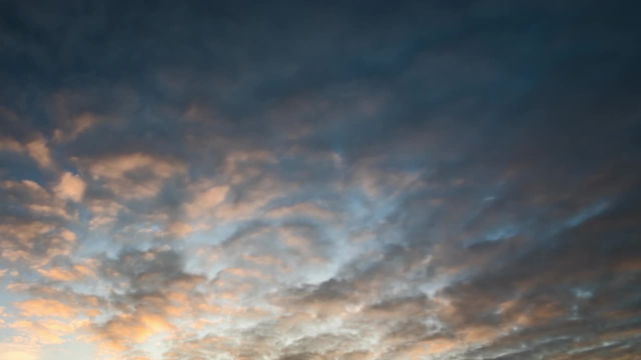 日落时，蓝色天空上快速移动的云朵。视频素材