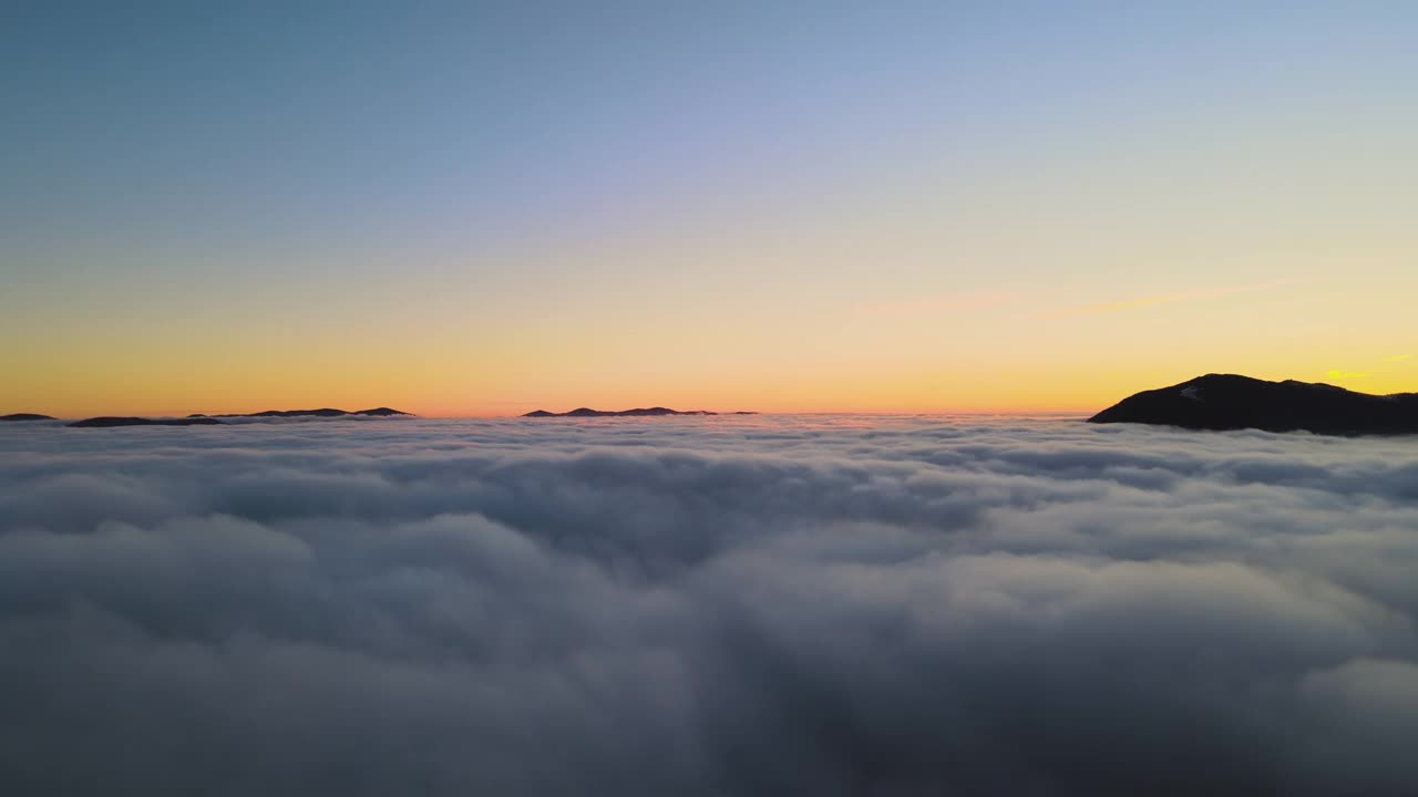 秋天，云杉森林覆盖的山丘上充满活力的日出鸟瞰图。视频素材