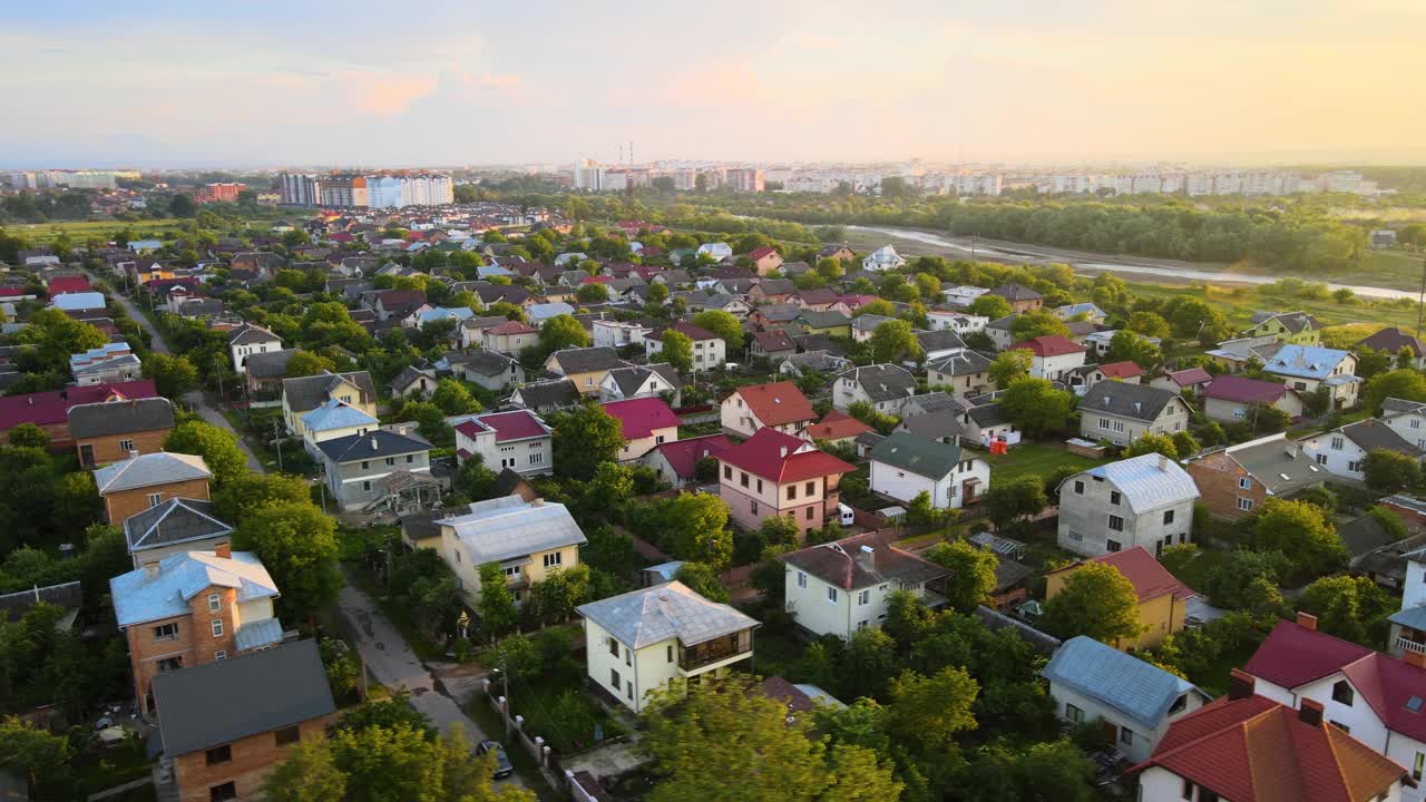 日落时分郊区农村住宅鸟瞰图。视频素材