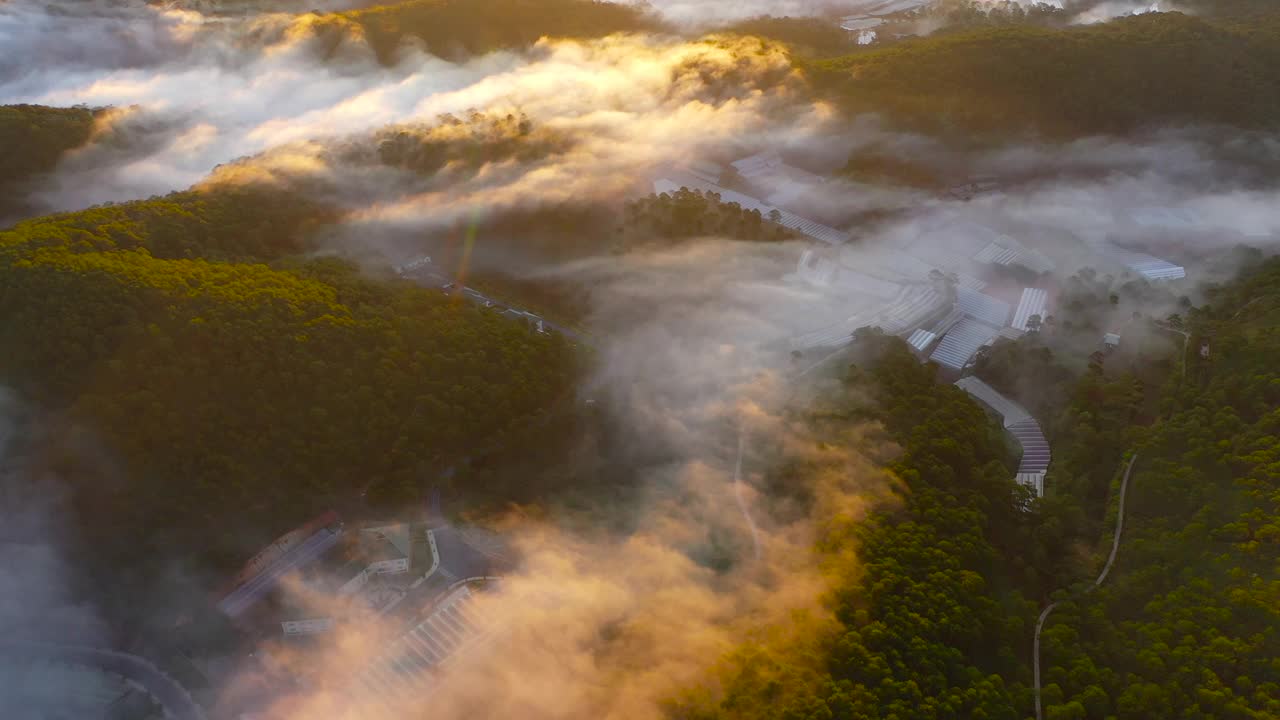 越南-大叻市雾季在Đa Lộc附近的QL20 Str教堂鸟瞰图- 4K分辨率视频素材