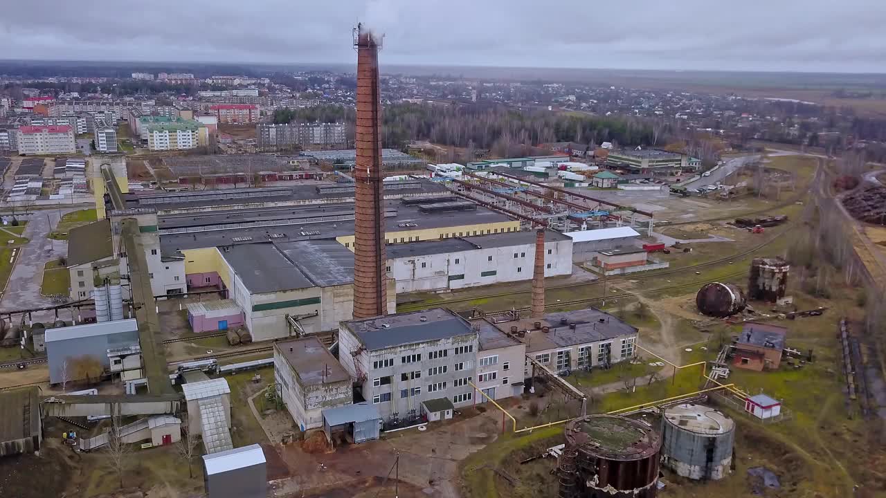 工业园区及火力发电厂鸟瞰图。在城市的工业区。塔和砖建筑。生态问题的概念。视频素材