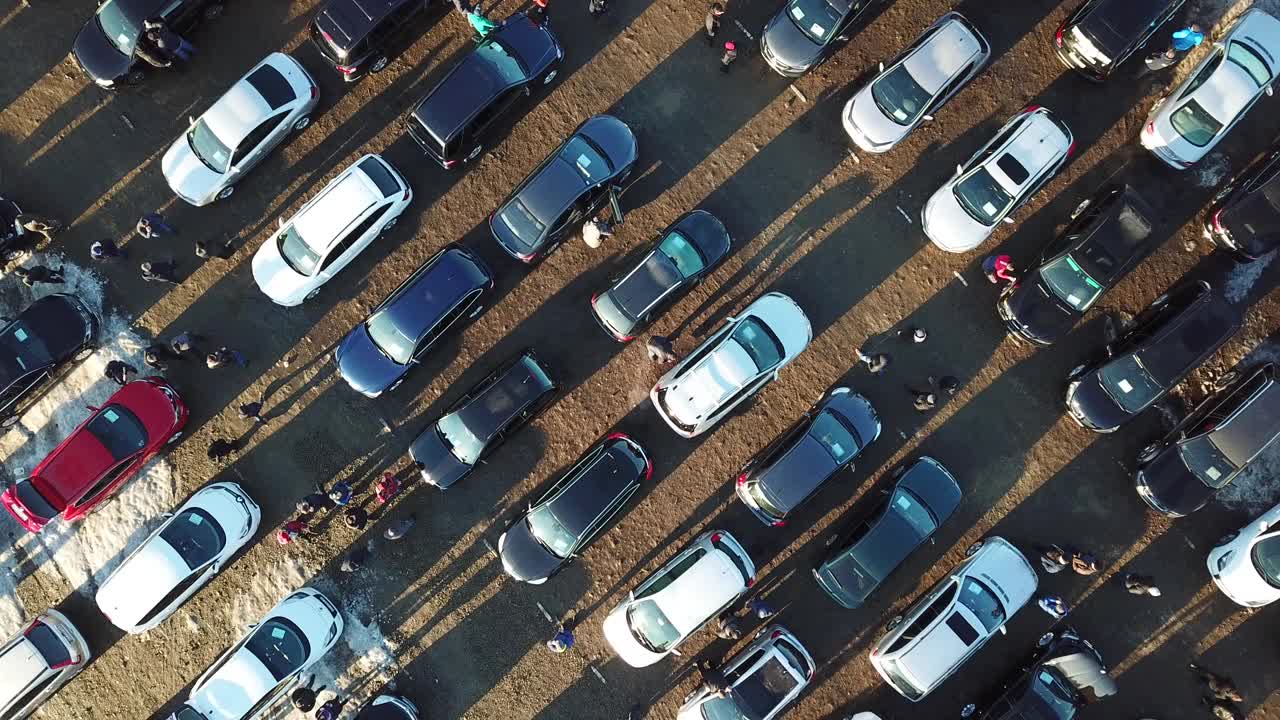 汽车经销商市场上出售的许多汽车的顶部鸟瞰图。视频素材