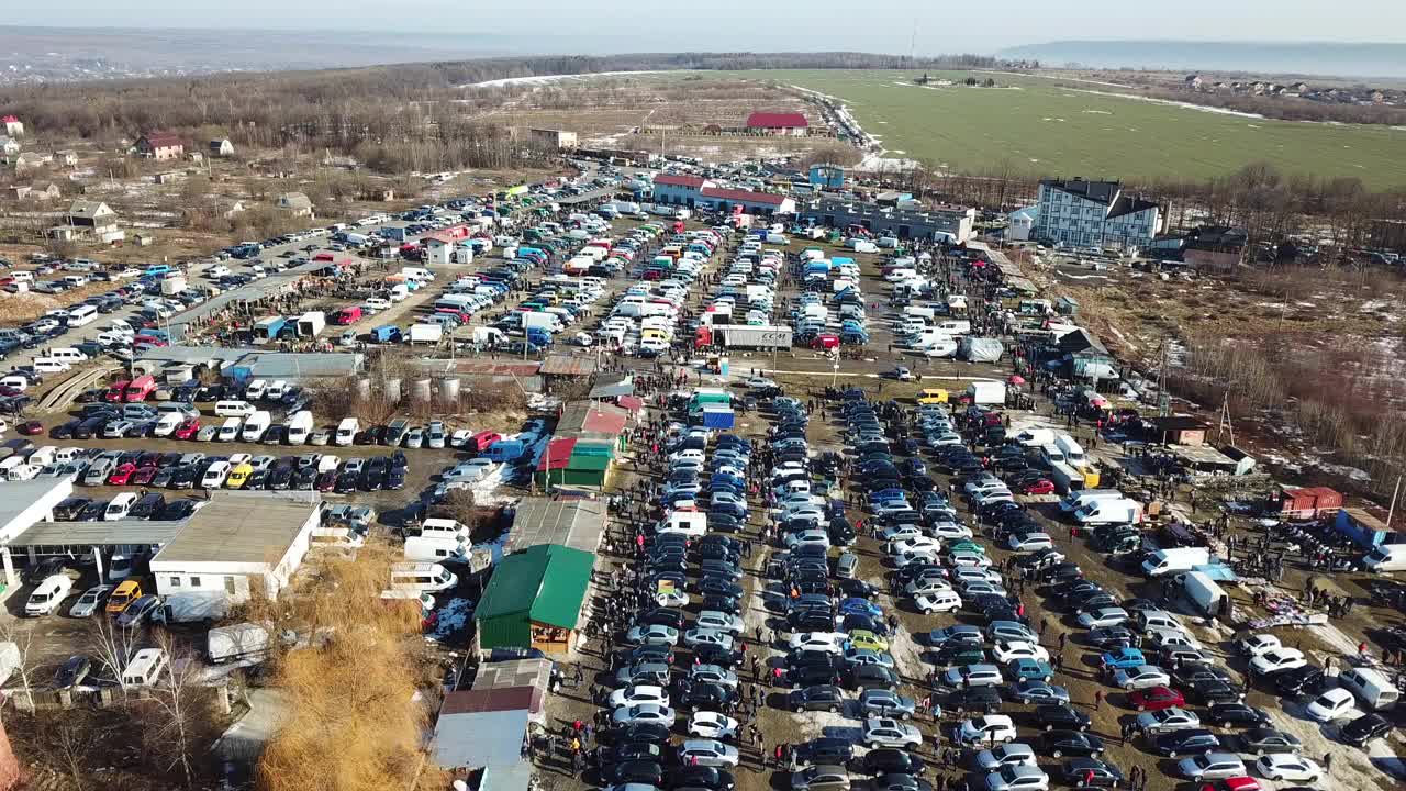 汽车经销商市场上出售的许多汽车的顶部鸟瞰图。视频素材