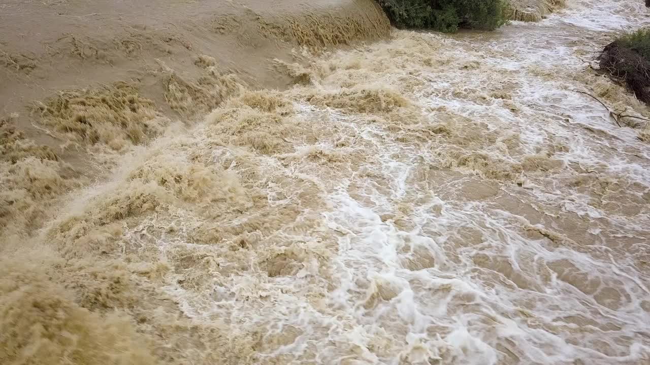 鸟瞰图肮脏的河流与浑浊的水在洪水期间，暴雨在春天。视频素材