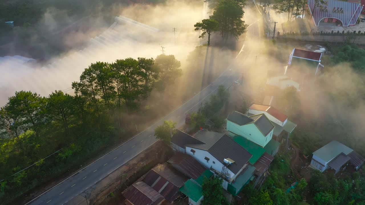 越南-大叻市雾季在Đa Lộc附近的QL20 Str教堂鸟瞰图- 4K分辨率视频素材