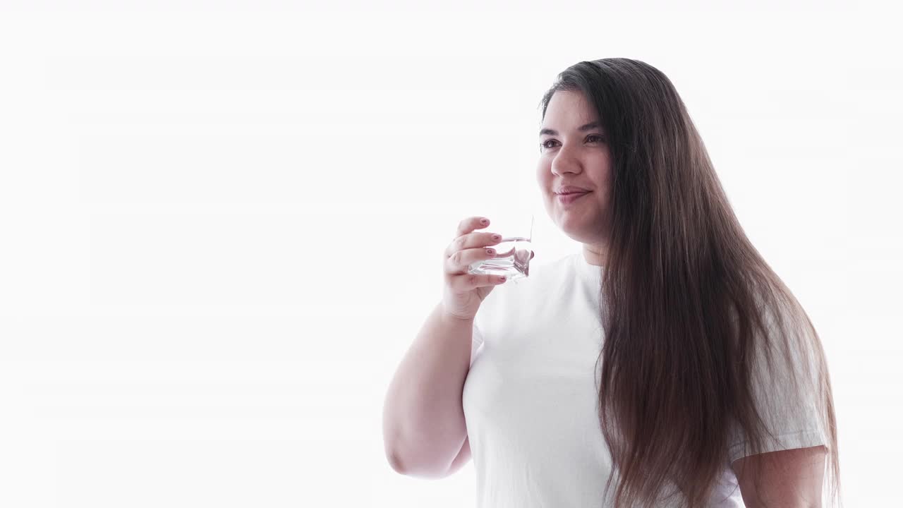 健康的水合作用超重妇女饮水视频素材