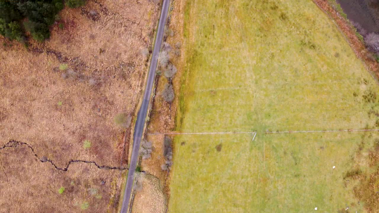 苏格兰高地，格伦费恩，两名步行者的步道俯视图，4K无人机镜头视频下载