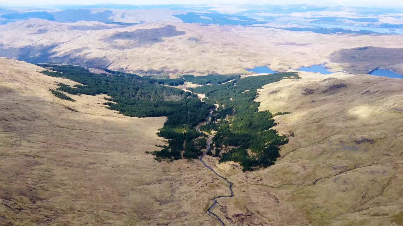 从苏格兰高地Beinn Bhuide, Argyll和Bute的山顶飞往森林，4K视频视频下载