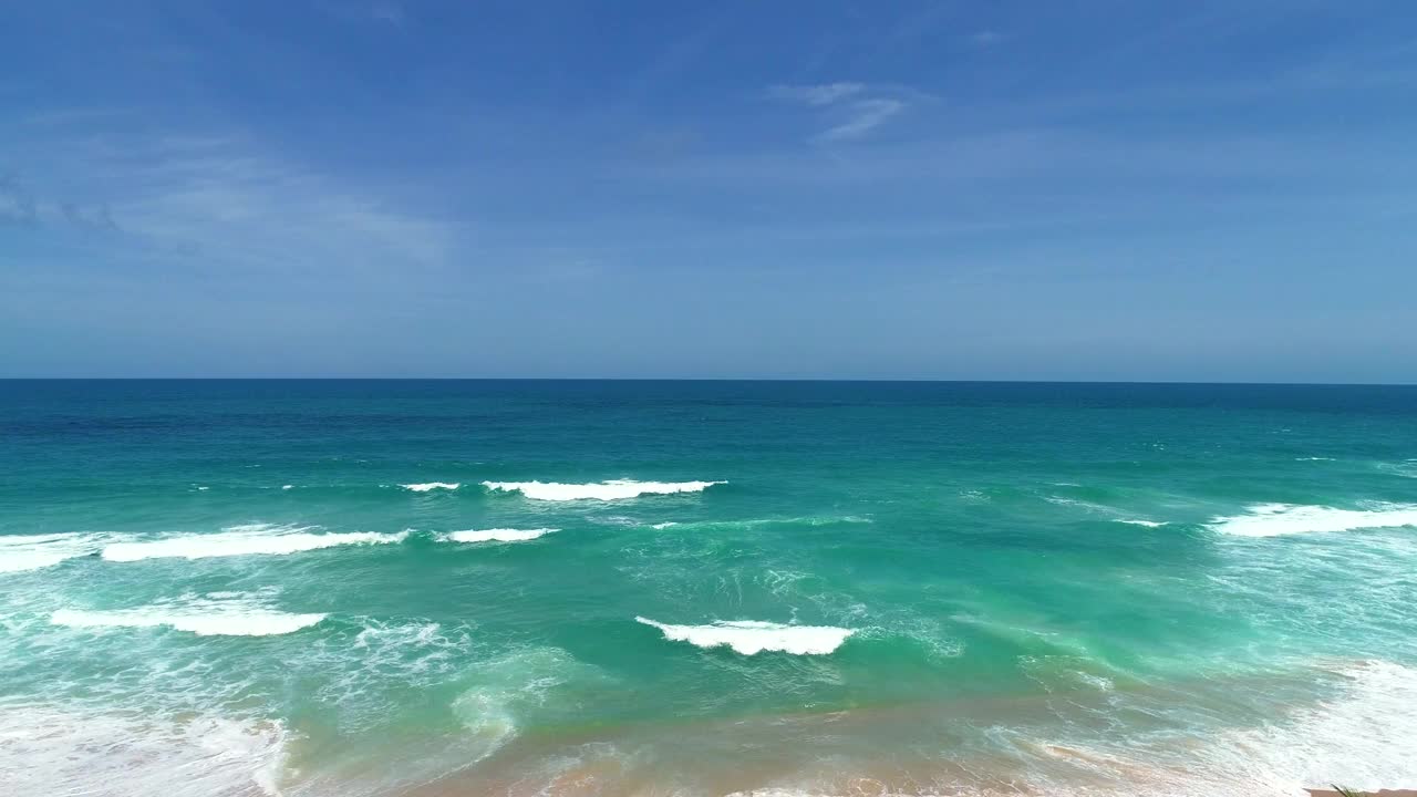 鸟瞰图中蓝色的大海和波浪视频素材