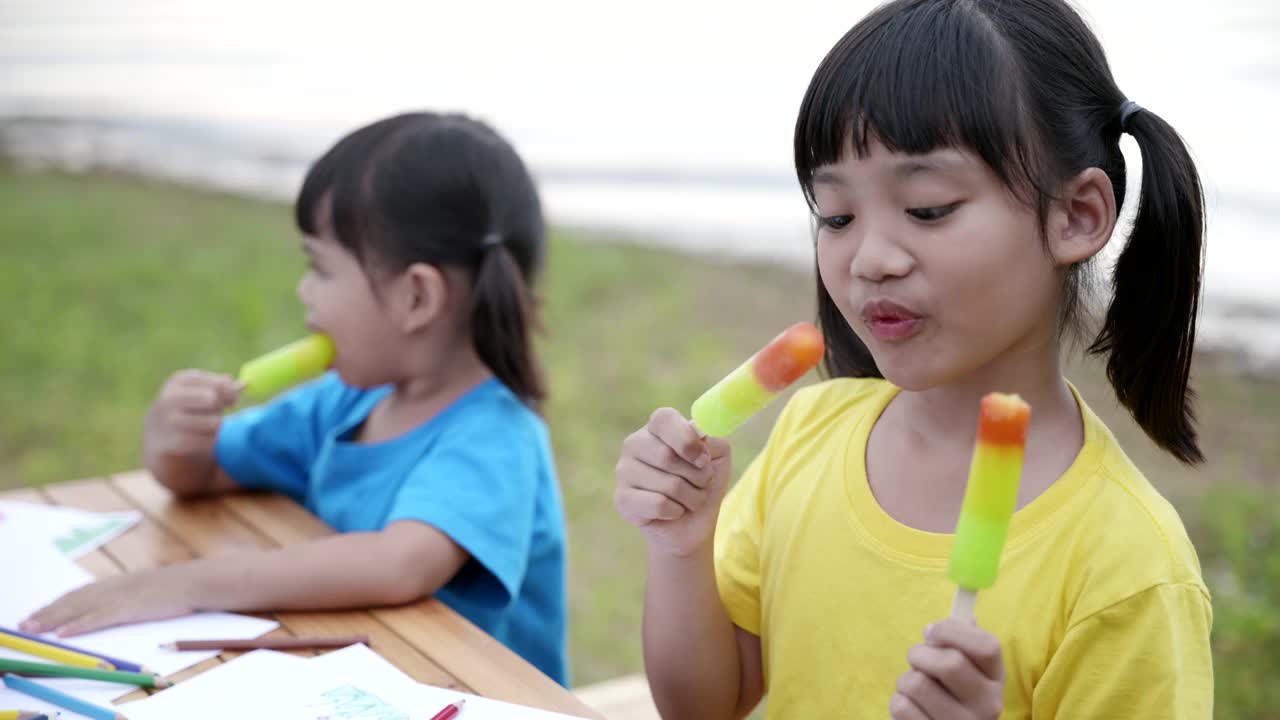 场景快乐时光的孩子亚洲人吃冰淇淋，快乐时光视频素材